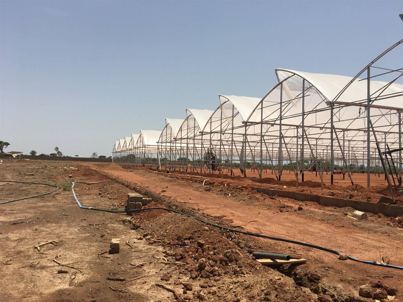 Chantier d'installation de serres agricoles